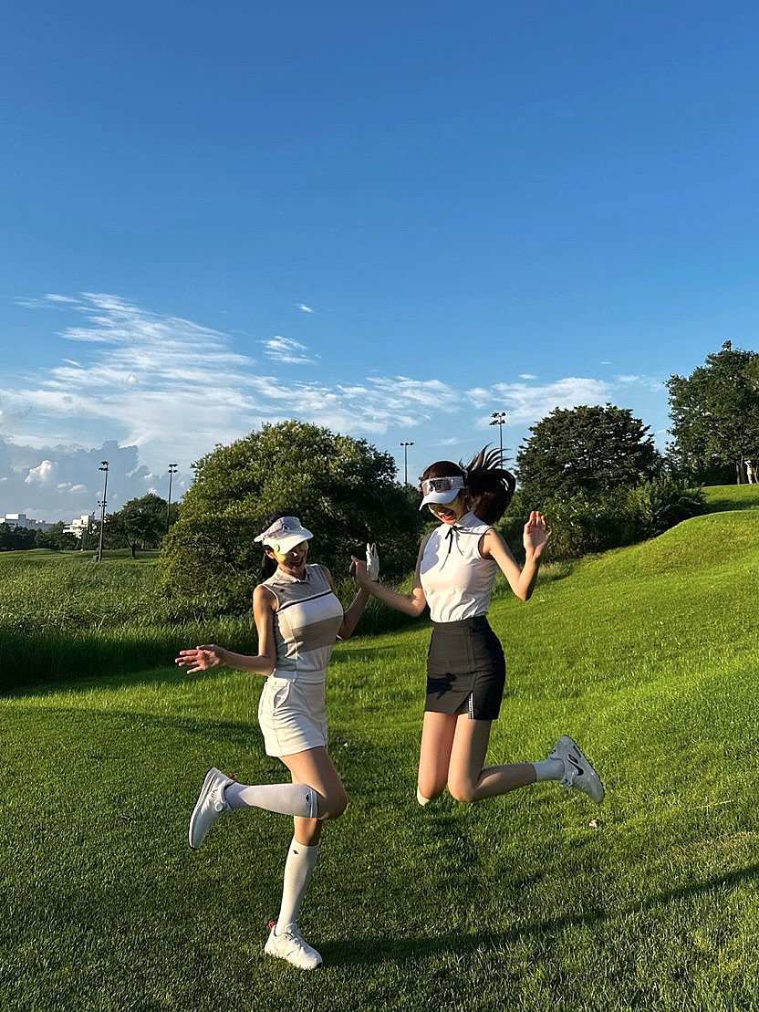 Photo by ʏᴜᴊᴏᴏ ɴᴏʜ 🇰🇷 on August 13, 2025. May be an image of 2 people, people golfing, grass, golf course and text.