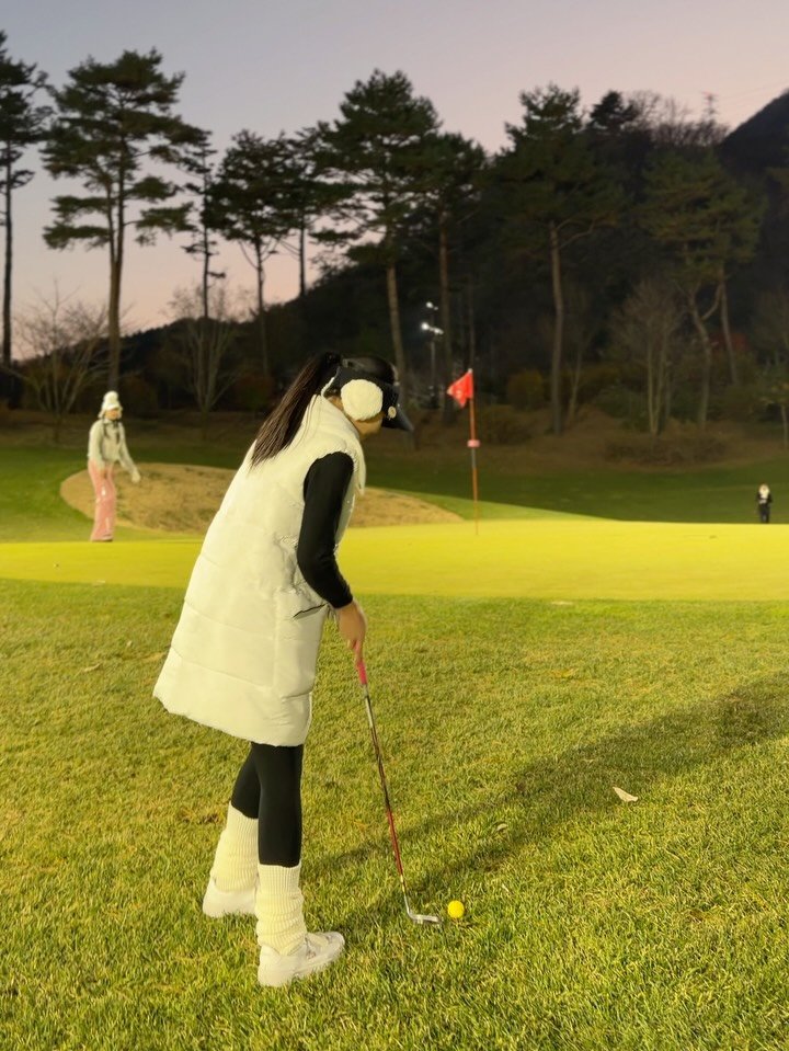 lily_ujoo 게시물 이미지: 귀마개 때문에 잘 안 들림 이슈, 
골프티 못 찾음 이슈😂

숙제 없이 갔는데...