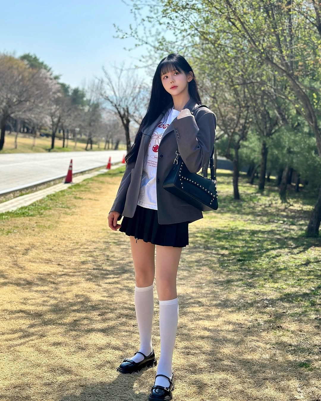 Photo shared by ʏᴜᴊᴏᴏ ɴᴏʜ 🇰🇷 on April 14, 2025 tagging @covernat_, @saltandchocolate.official, @blackpurple.kr, and @slowlolli_official.