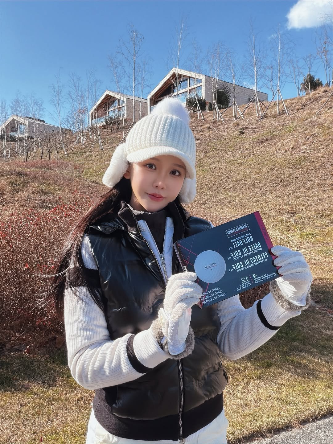 Photo by Lily 🇰🇷 on December 16, 2025. May be an image of duffle coat, goosedown coat, beret, parka, jacket and text.