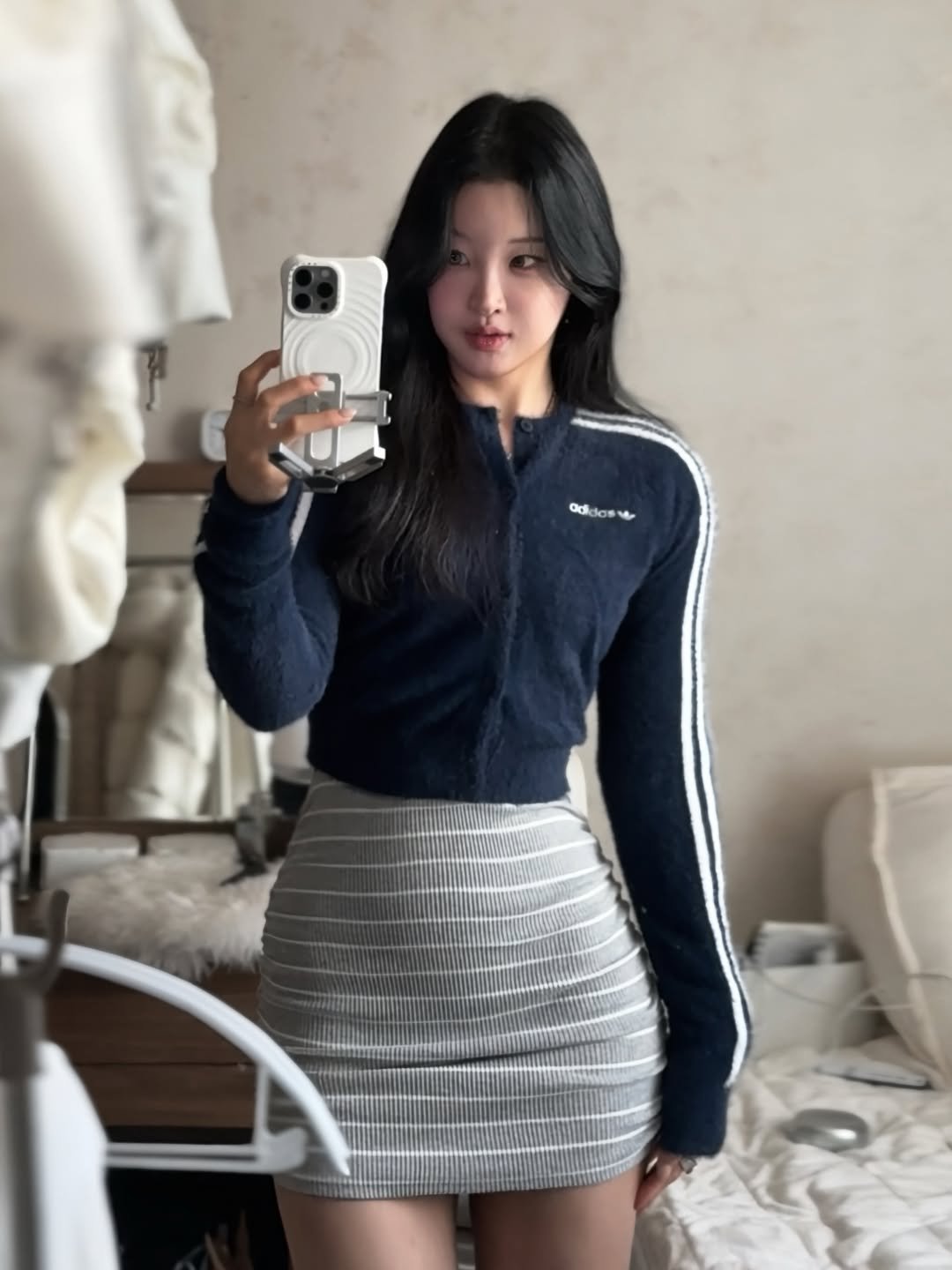 Photo by 에티🐻 on November 13, 2025. May be a selfie of skirt, top, turtleneck, sweatshirt, miniskirt and text.