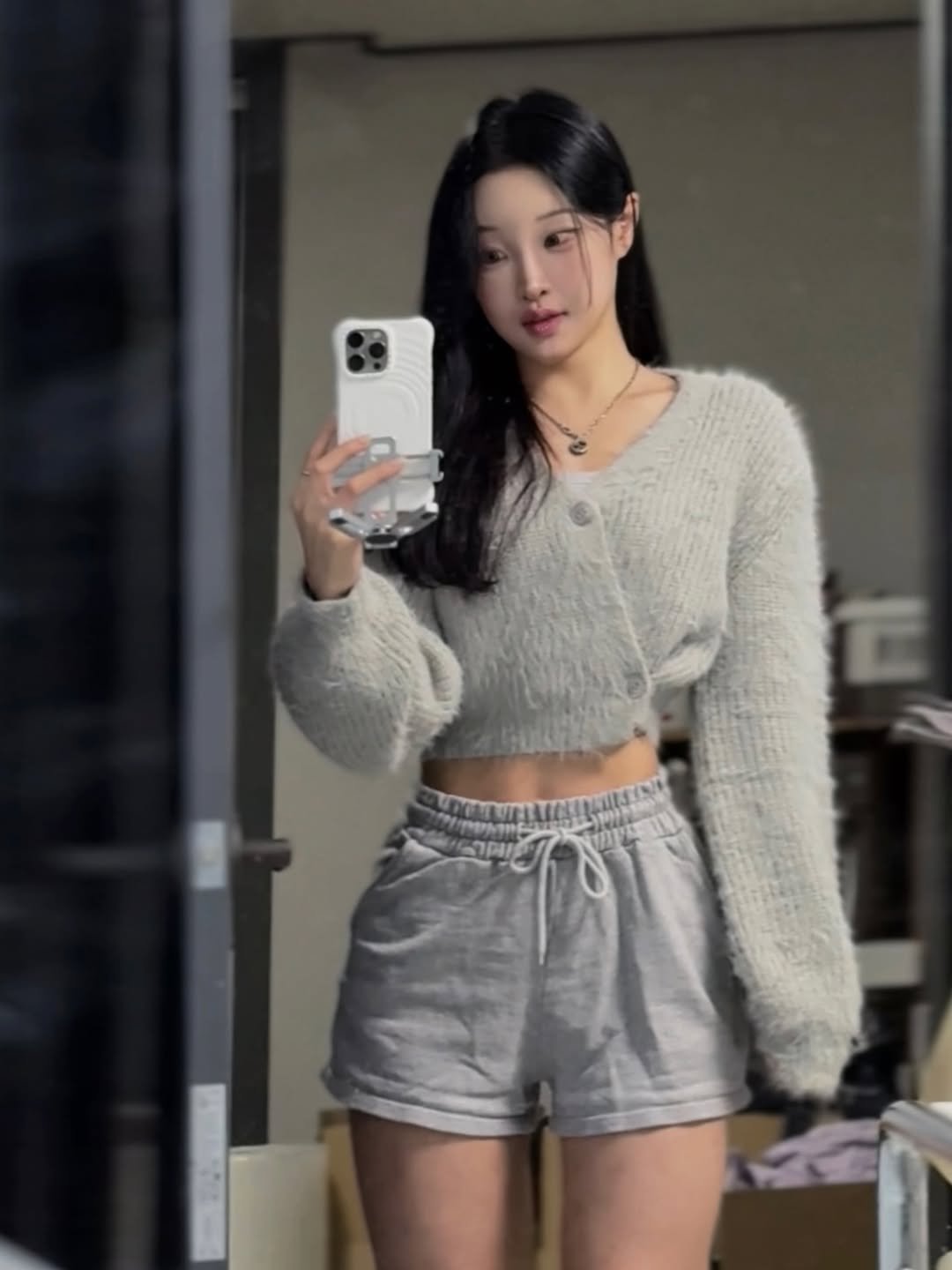 Photo by 에티🐻 on November 01, 2025. May be a selfie of sleepwear, top, miniskirt, sweatpants, shorts, sweatshirt and text.