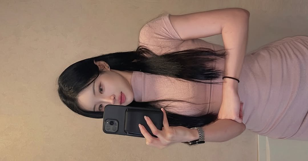 Photo by 에티🐻 in 수원 인계동. May be a selfie of one or more people, long hair and text.