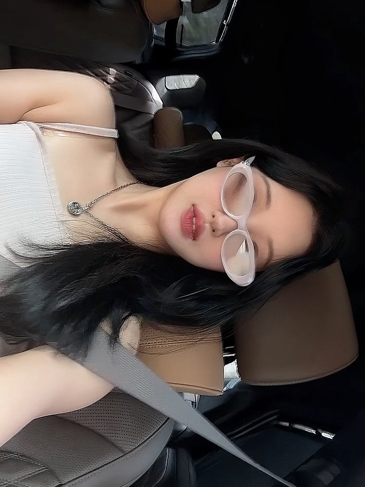 Photo shared by 에티🐻 on August 03, 2025 tagging @gentlemonster. May be a selfie of 1 person, lipstick, hair, smiling, car, seatbelt, sunglasses and text.