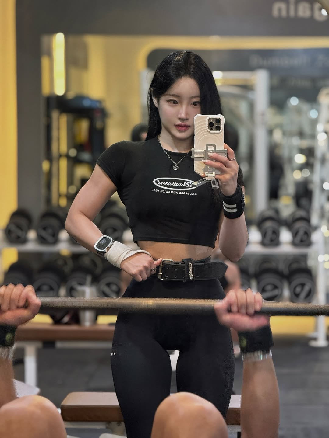 Photo by 에티🐻 in 충북 증평. May be a selfie of 2 people, biceps, people bodybuilding, activewear, sportswear, barbell, dumbbell and text.