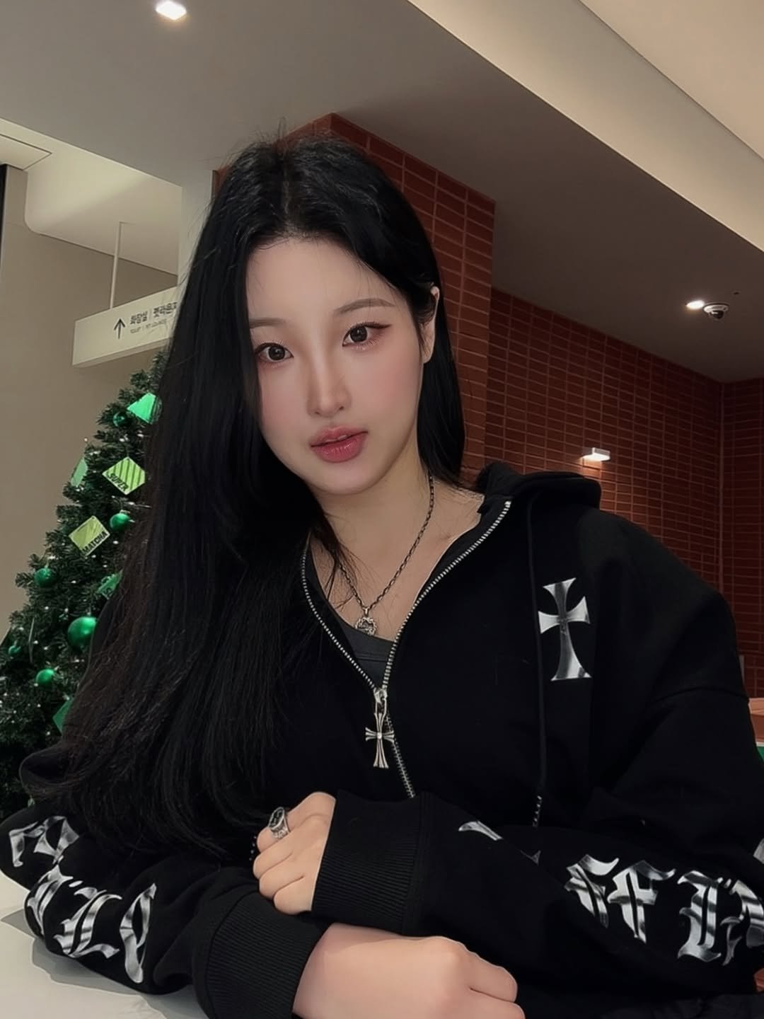 Photo shared by 에티🐻 on December 19, 2025 tagging @raffinato.etoile, and @raff.training.club. May be an image of one or more people, hair, top, parka, sweatshirt and text.