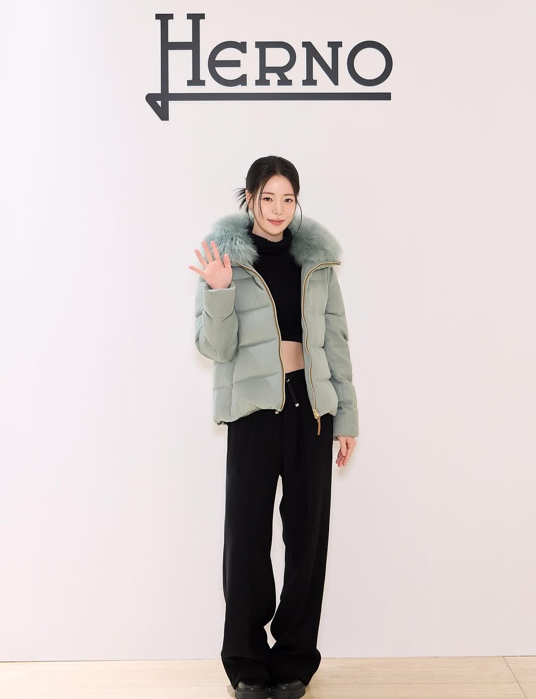 Photo shared by 임지 on October 25, 2025 tagging @herno. May be an image of goosedown coat, sable coat, duffle coat, parka, jacket and text that says 'HERNO'.
