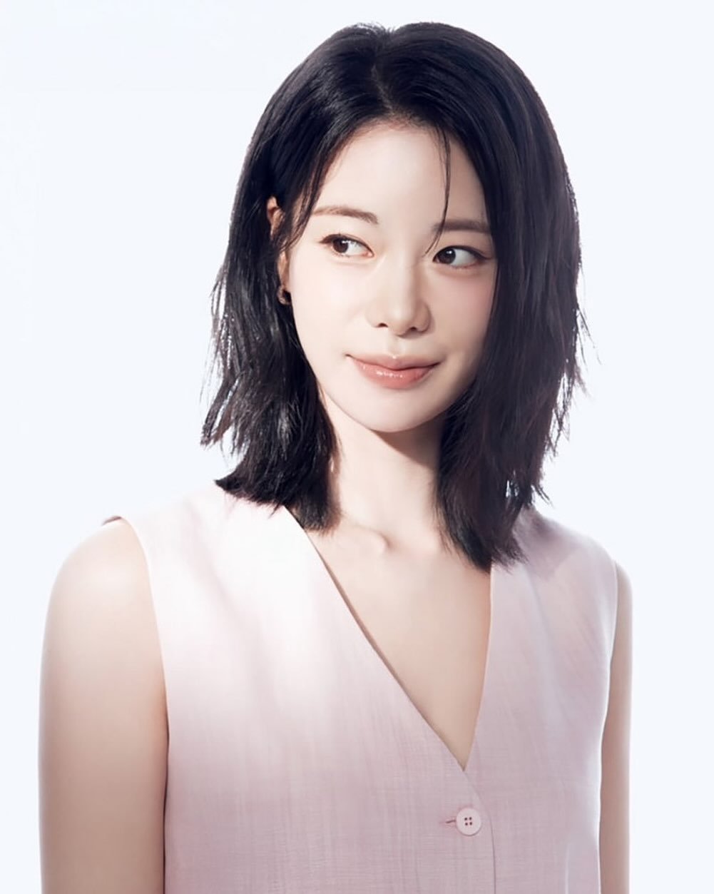 Photo by 임지 on October 08, 2025. May be an image of 1 person, hair, makeup and text.