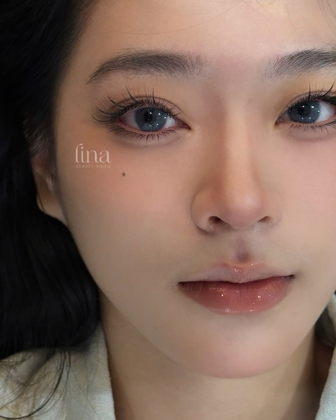 Photo by 𝐍𝐚𝐢𝐥 𝐀𝐫𝐭 - 𝐋𝐚𝐬𝐡𝐞𝐬 - 𝐁𝐫𝐨𝐰 🇻🇳 on March 25, 2026. May be an image of one or more people, eyeliner, hair and text that says 'lina REAUTYRO BEGUTY RODM'.