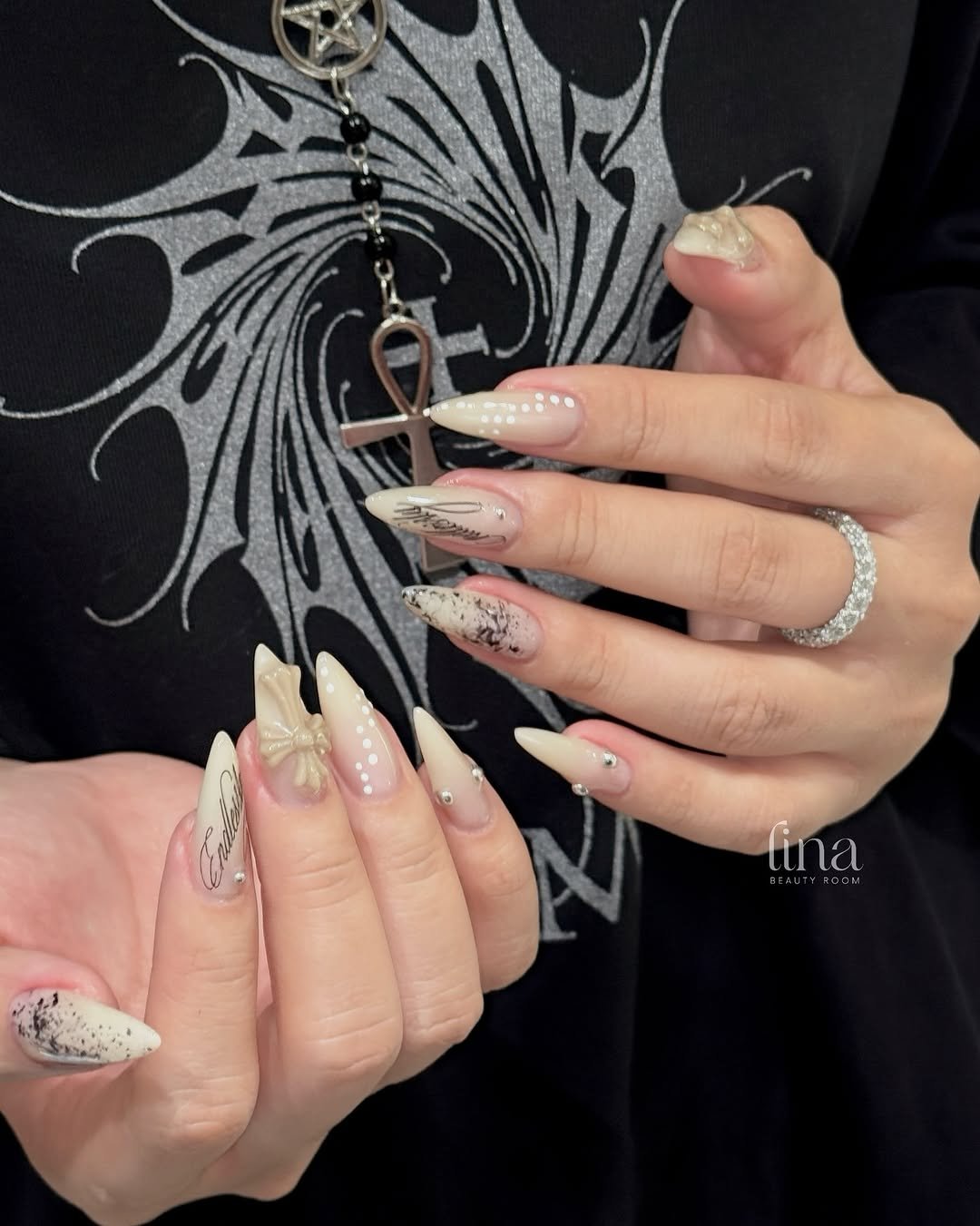 Photo by 𝐍𝐚𝐢𝐥 𝐀𝐫𝐭 - 𝐋𝐚𝐬𝐡𝐞𝐬 - 𝐁𝐫𝐨𝐰 🇻🇳 on March 26, 2026. May be an image of one or more people, fingernails and text.