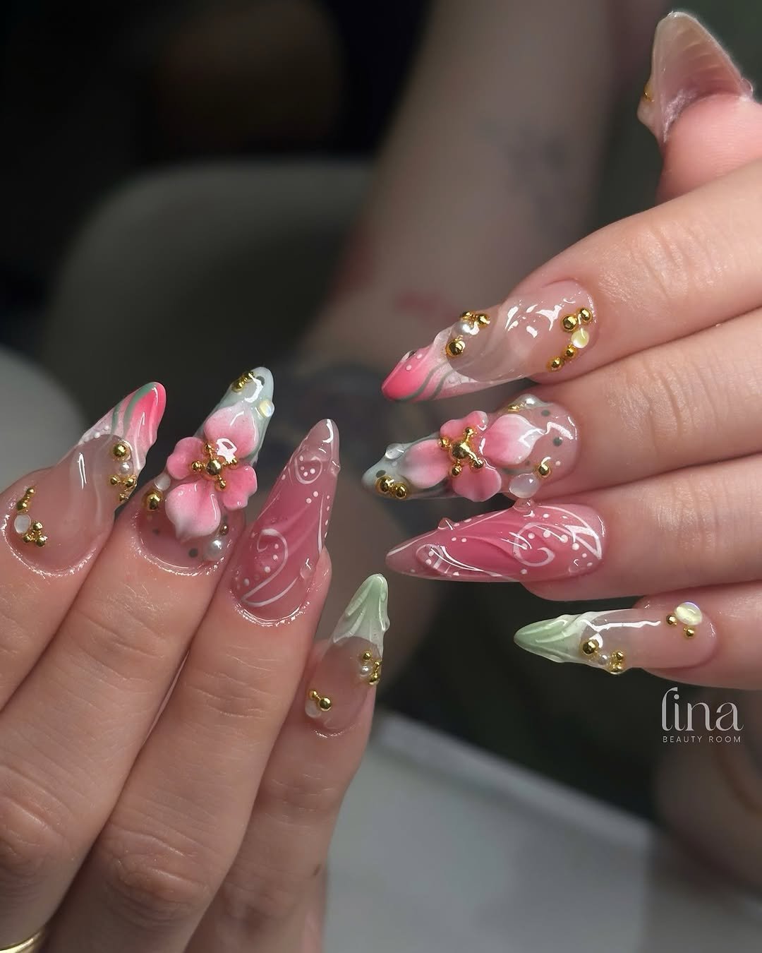 Photo by 𝐍𝐚𝐢𝐥 𝐀𝐫𝐭 - 𝐋𝐚𝐬𝐡𝐞𝐬 - 𝐁𝐫𝐨𝐰 🇻🇳 on March 24, 2026. May be an image of one or more people, fingernails and text that says 'lina BEAJTY'.