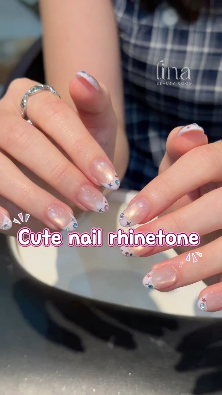 lina.beautyroom 게시물 이미지: Chiếc nail french đính đá cute quá tròii mà...