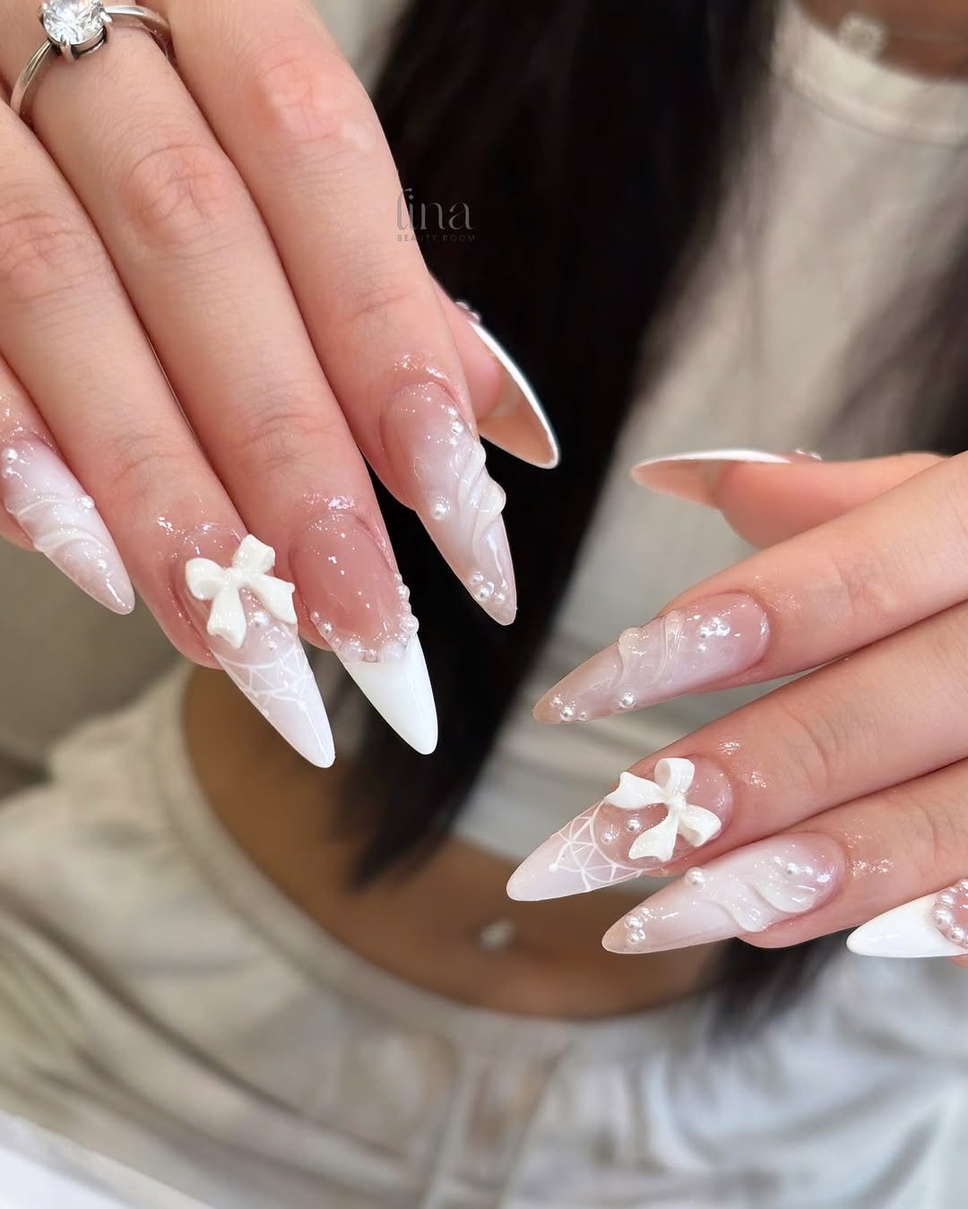 Photo by 𝐍𝐚𝐢𝐥 𝐀𝐫𝐭 - 𝐋𝐚𝐬𝐡𝐞𝐬 - 𝐁𝐫𝐨𝐰 🇻🇳 on March 19, 2026. May be an image of one or more people, fingernails and text.