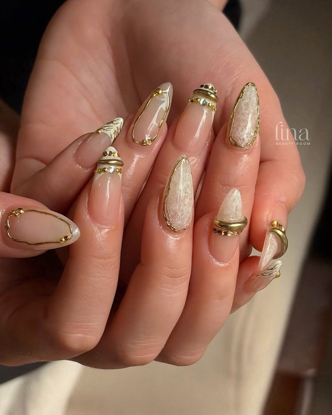 Photo by 𝐍𝐚𝐢𝐥 𝐀𝐫𝐭 - 𝐋𝐚𝐬𝐡𝐞𝐬 - 𝐁𝐫𝐨𝐰 🇻🇳 on March 21, 2026. May be an image of one or more people, fingernails and text.