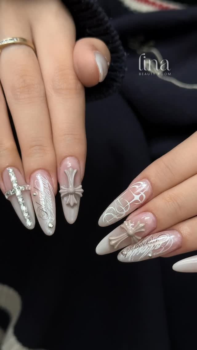 lina.beautyroom 게시물 이미지: Nail chromheart thánh giá design hot quá trời...