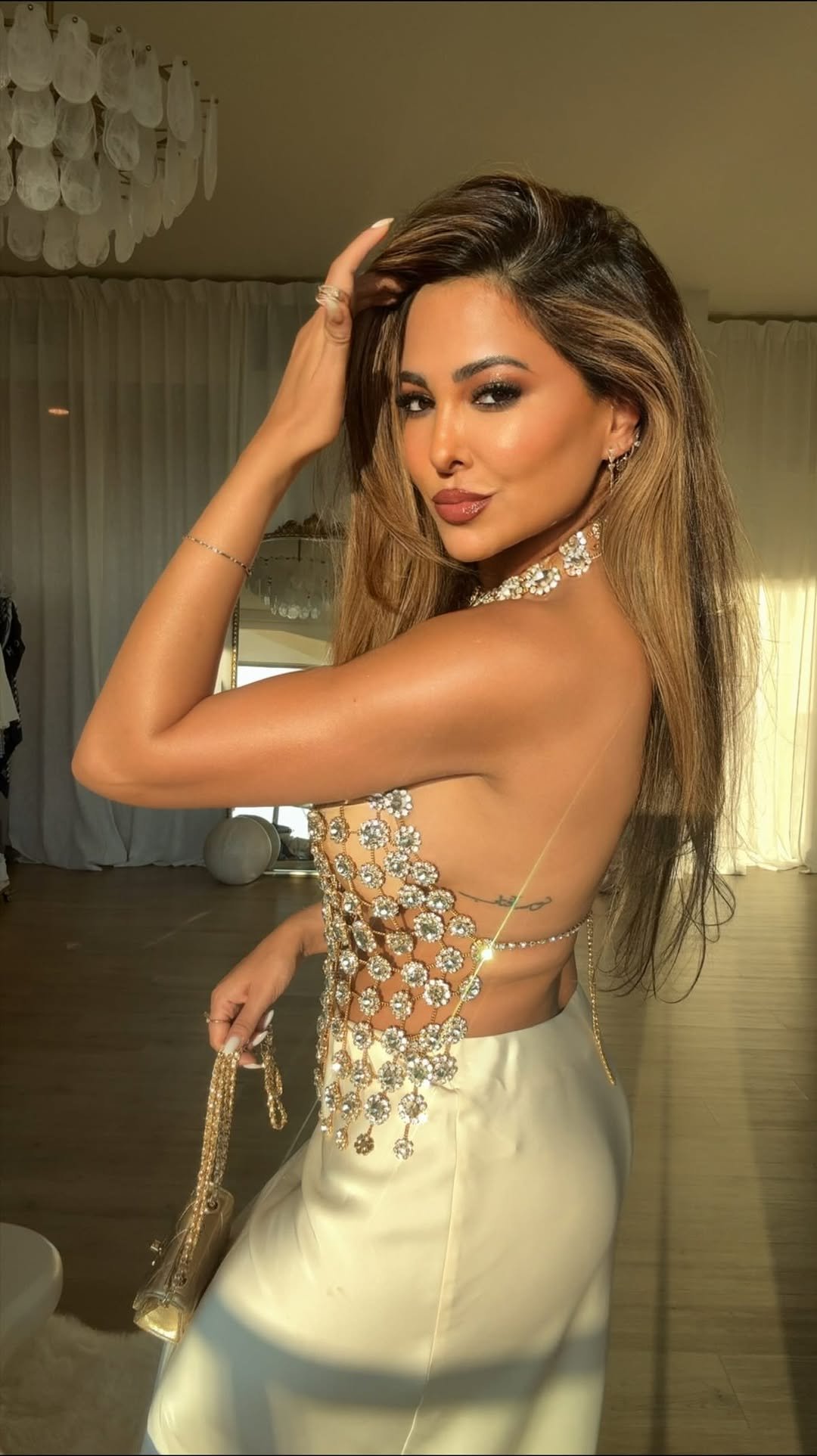 linanoory 게시물 이미지: 2 All Cream Crystal Tops Looks 💫

Which #ootd...