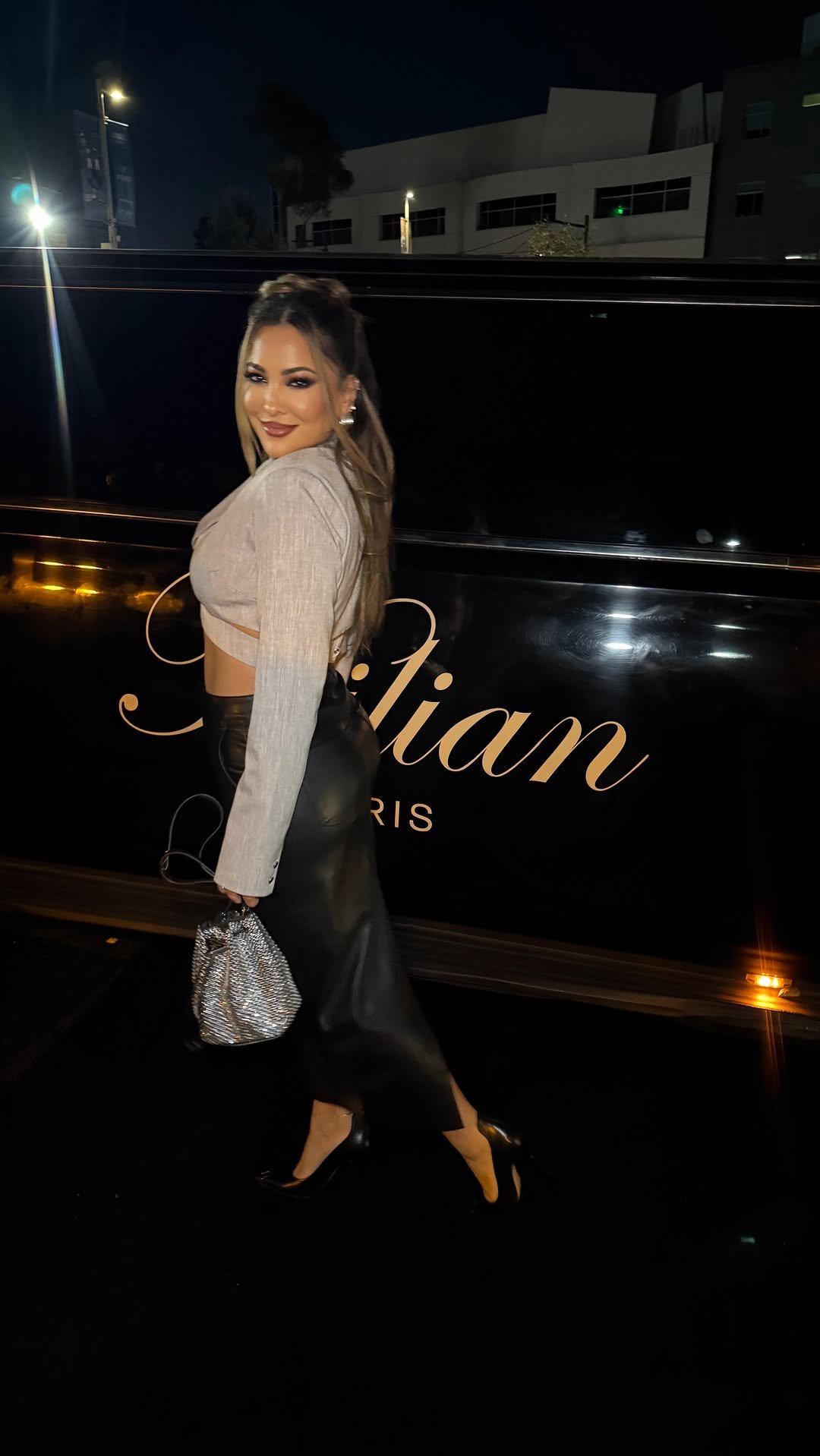 linanoory 게시물 이미지: 2 Fashion Hacks For Draping Your Sweater Over...