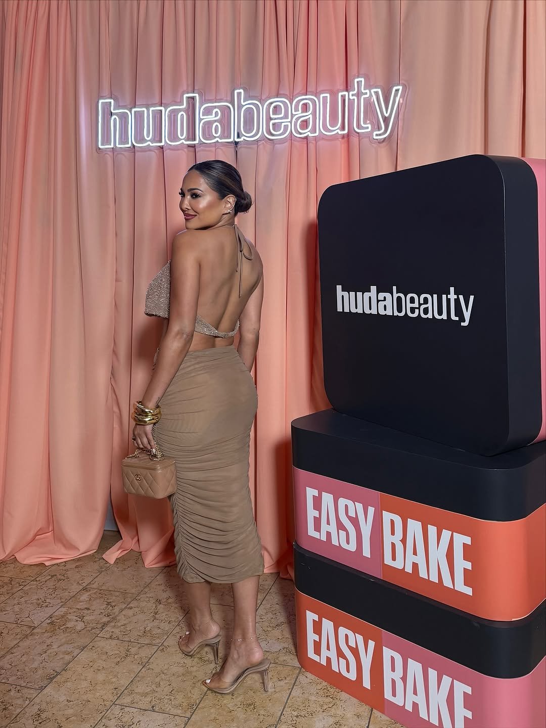 Photo shared by Lina Noory on October 24, 2025 tagging @hudabeauty. May be an image of one or more people, makeup, magazine and text that says 'hudabeauty uty hudabeauty EASY BAKE EASY BAKE'.