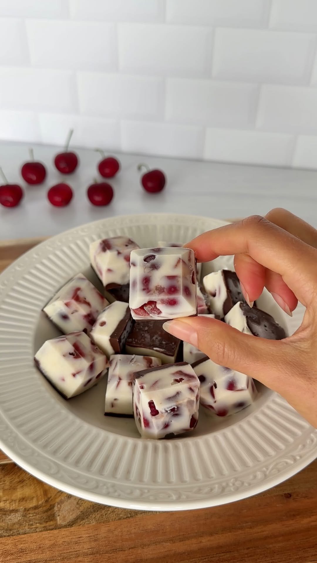 lindsay.keosayian 게시물 이미지: probably these 🙂🍒🍫

Add pitted cherries,...