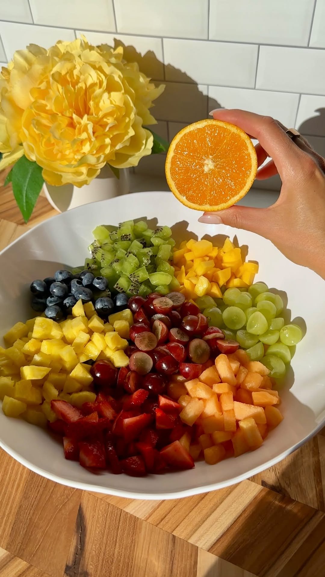 lindsay.keosayian 게시물 이미지: nature’s candy bowl 🍭🌈
.
.
.
.
#fruitbowl...