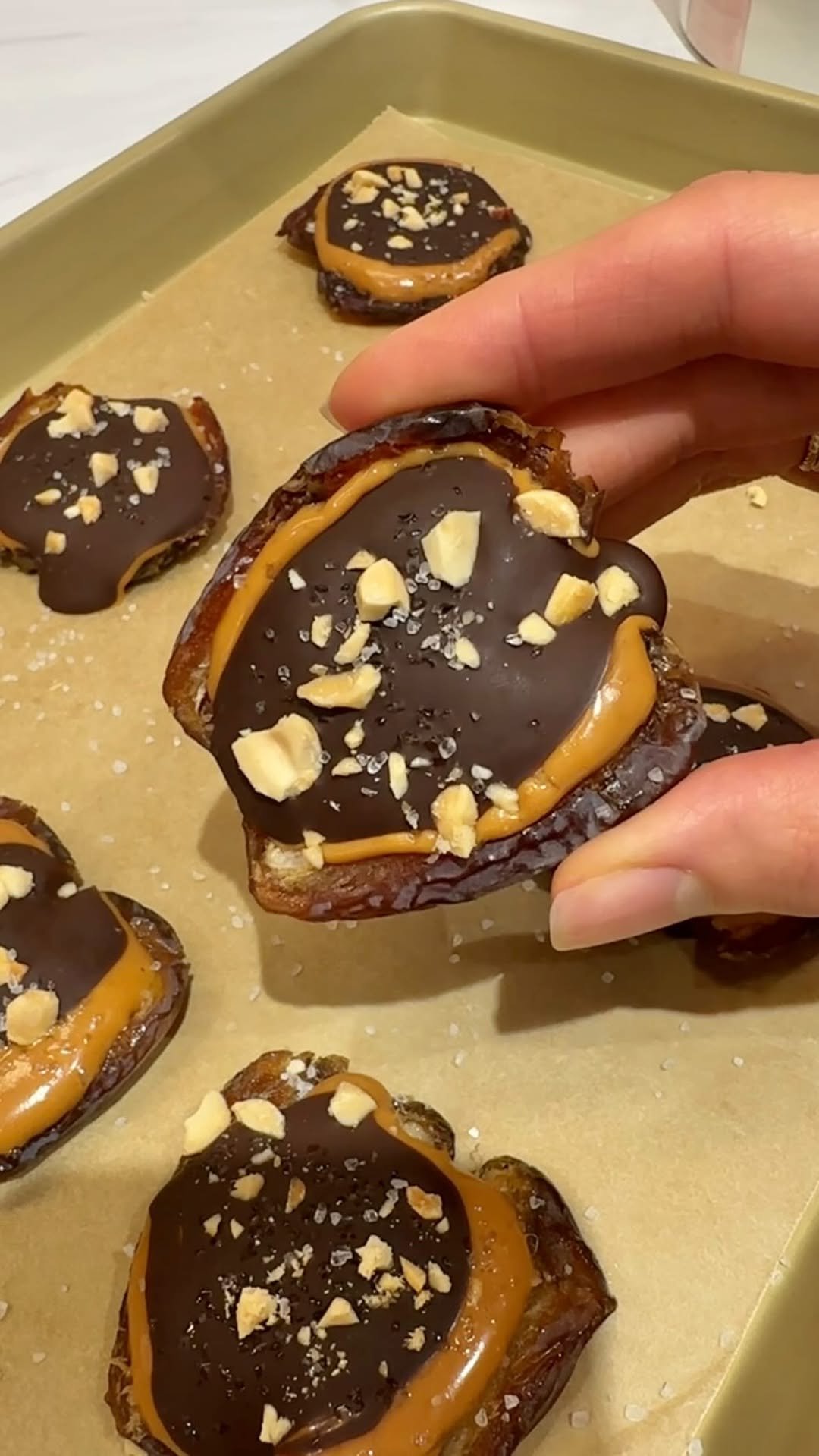 lindsay.keosayian 게시물 이미지: sweet treat mood 😉

SMASHED SNICKERS DATES...