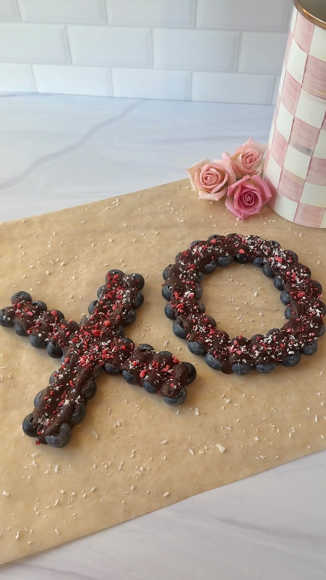 lindsay.keosayian 게시물 이미지: xoxo 💘

You’ll need:
fresh blueberries
dark...