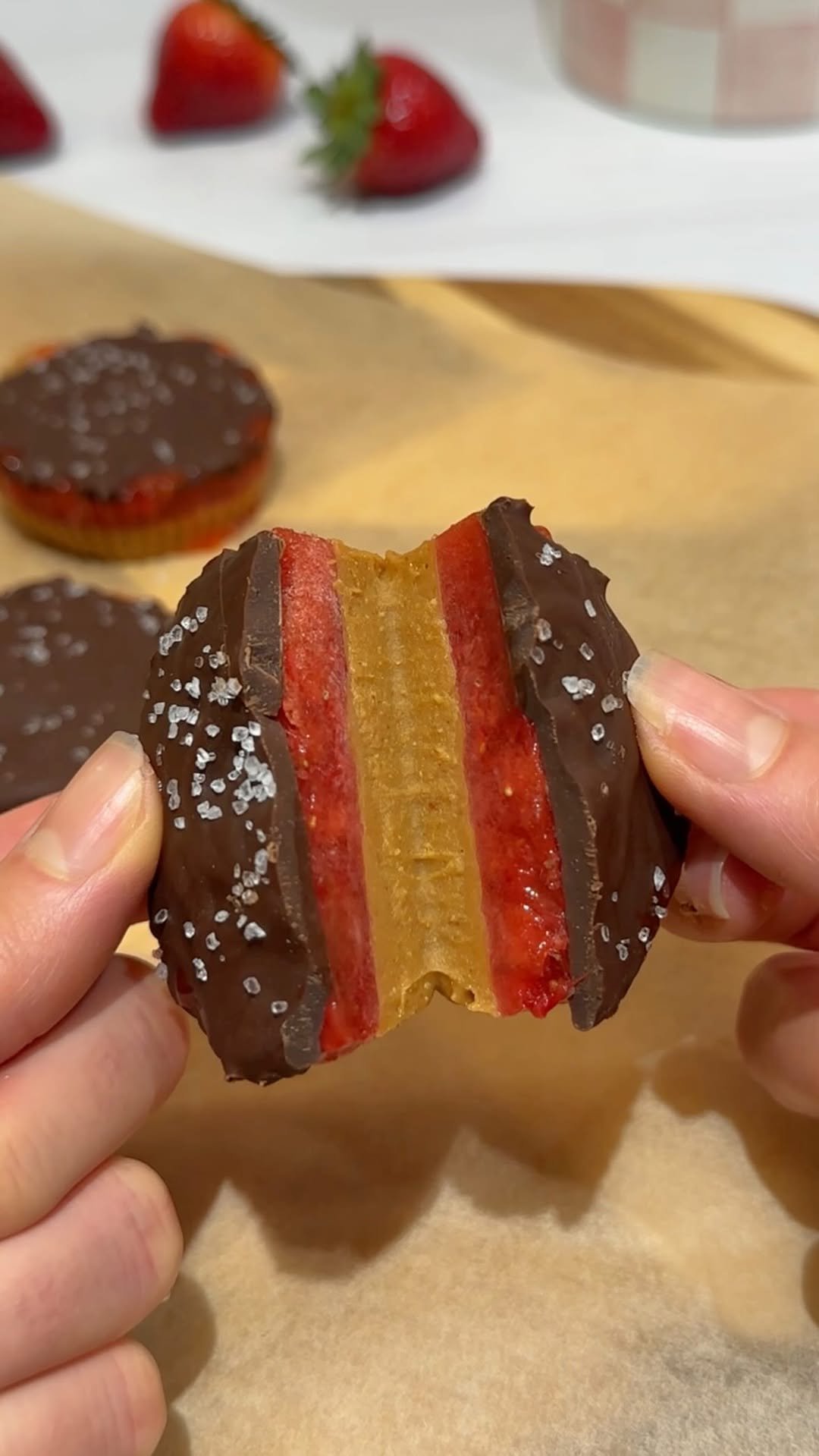 lindsay.keosayian 게시물 이미지: obsessed 😍🍓🍫

You’ll need:
fresh strawberries,...