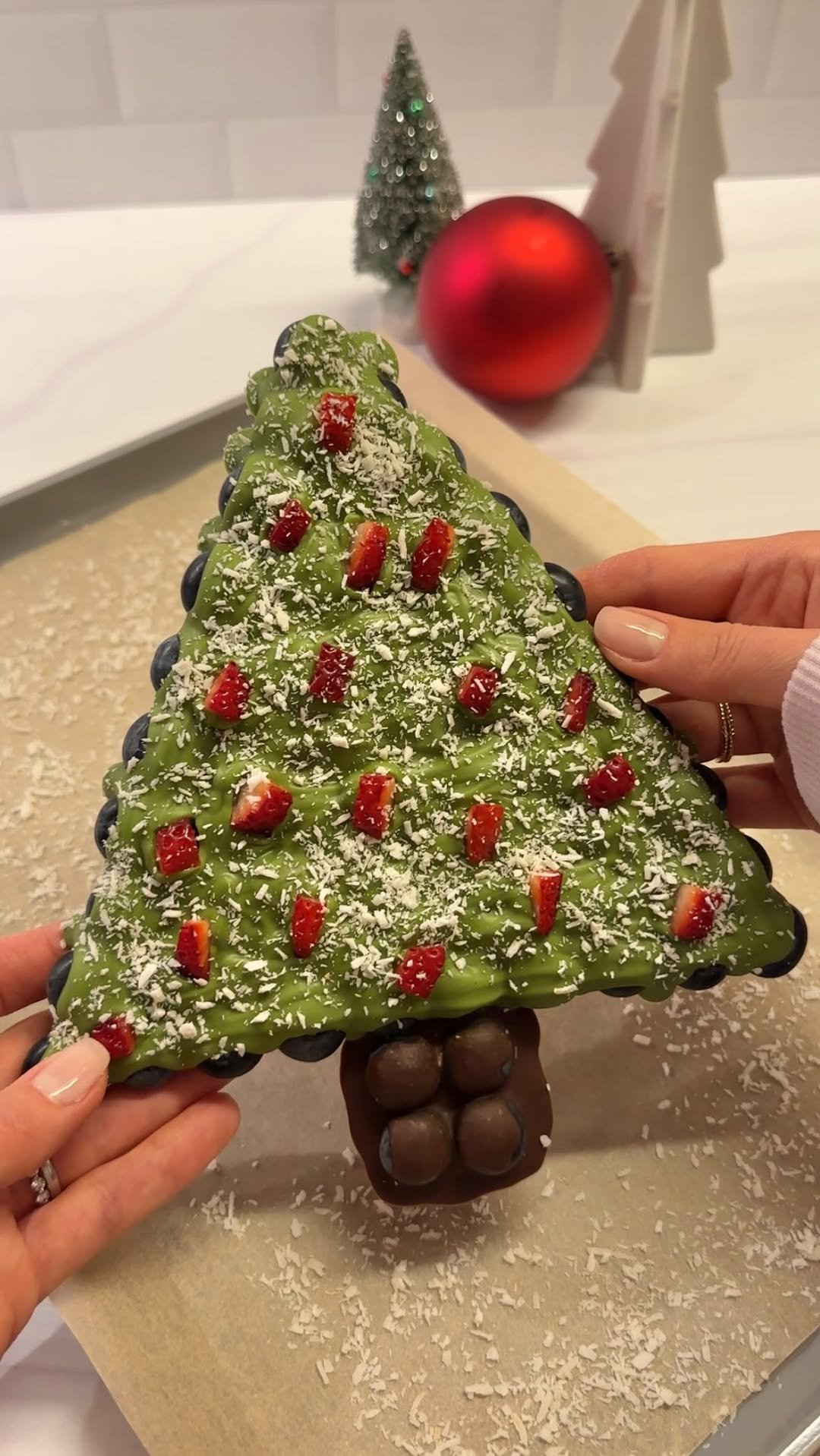 lindsay.keosayian 게시물 이미지: a little holiday magic ✨🎄

Matcha Berry Bark...