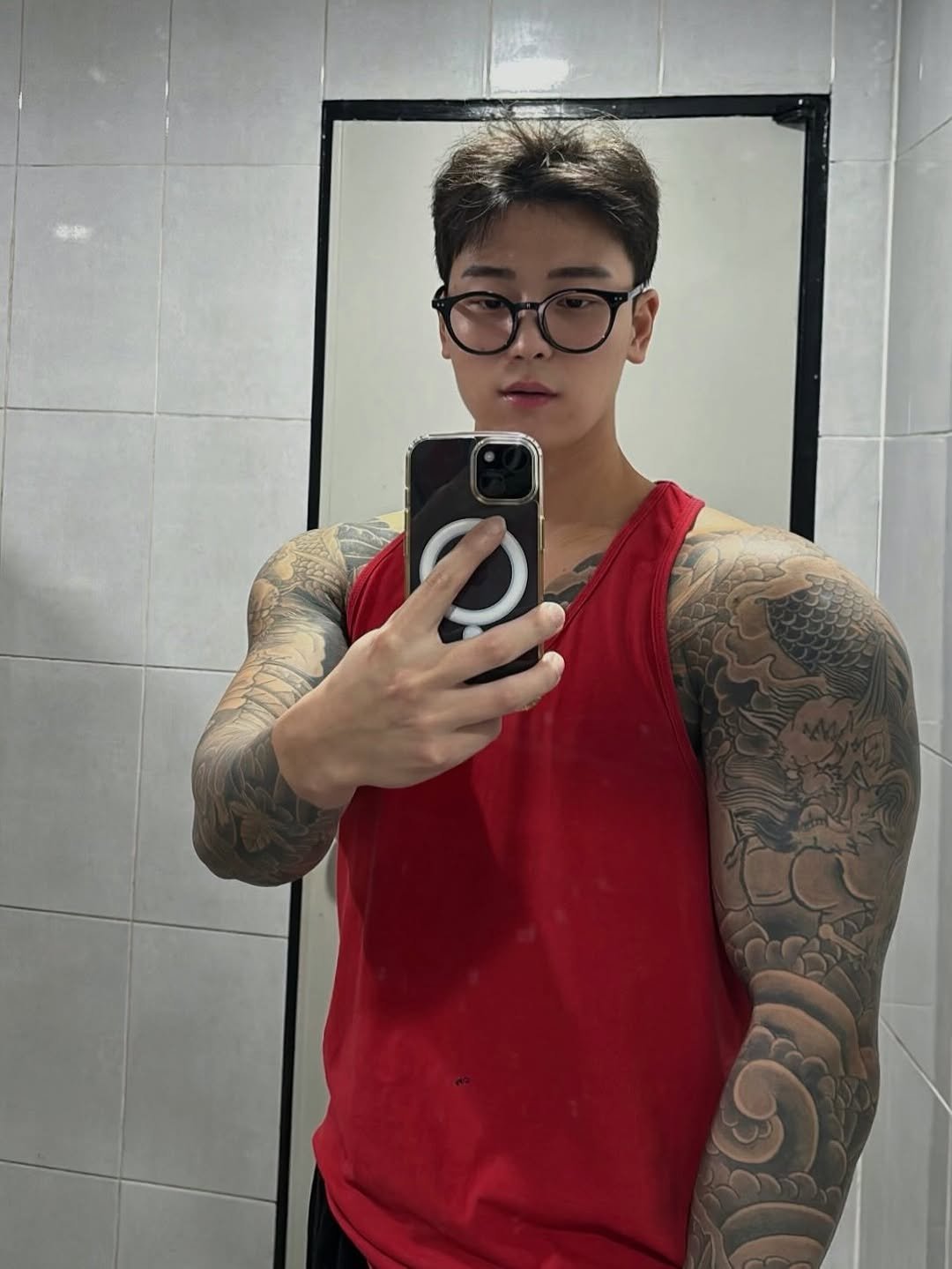 Photo by 종민 on March 16, 2026. May be a selfie of one or more people, beard, tattoo, biceps, people bodybuilding, mirror and text.