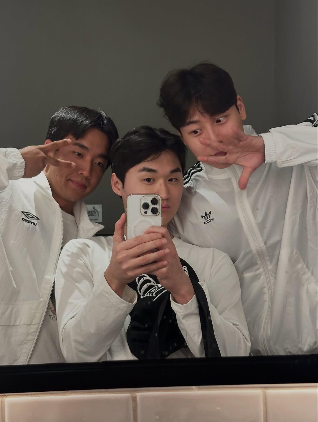 Photo by 종민 on August 16, 2025. May be a selfie of 3 people, mirror and text.