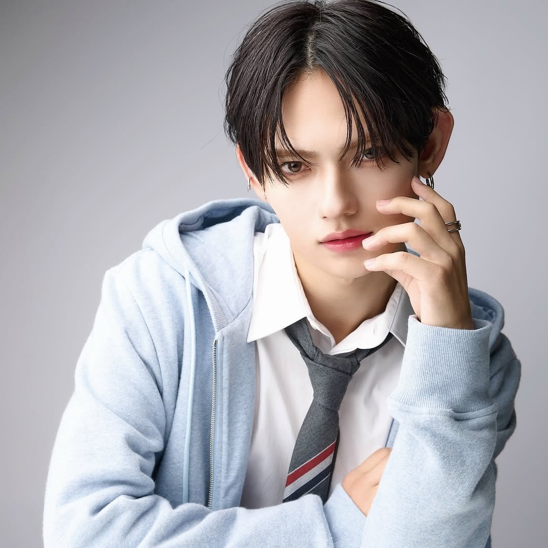 Photo shared by LIPPS hair 渋谷平田みか　men's hairmake on December 25, 2025 tagging @lipps_shibuya, and @y.sora0825. May be an image of one or more people, makeup, hair, duffle coat, suit and text.