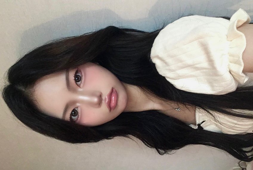Photo by 박가은 on July 04, 2025. May be an image of one or more people, hair, eyeliner and makeup.