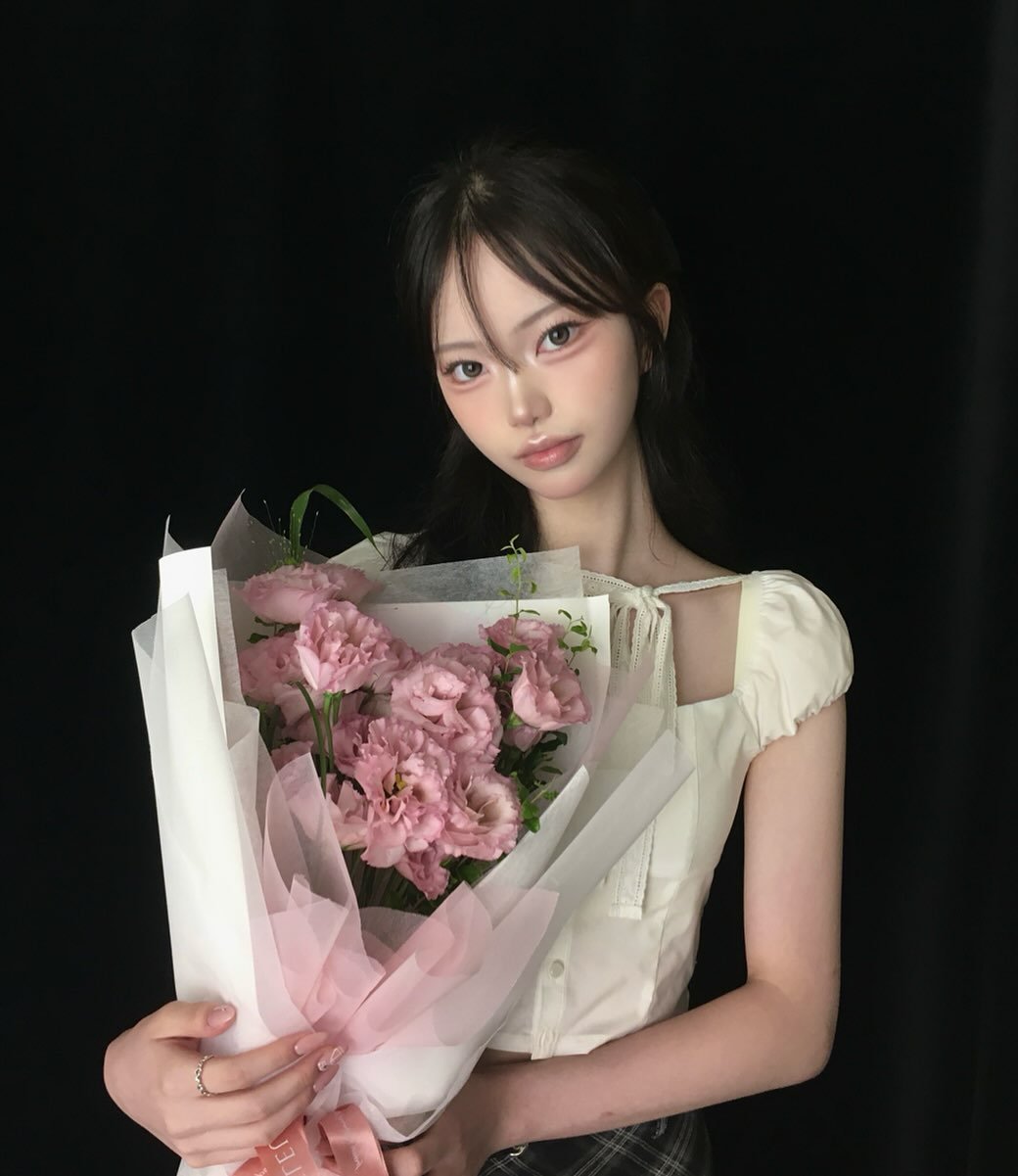 Photo by 박가은 on August 14, 2025. May be an image of 1 person, hair, prairie gentian, baby's-breath, white lily, rose and text.