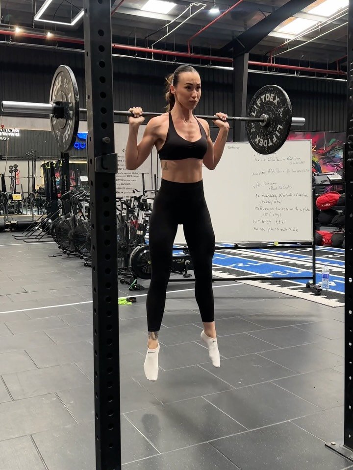 lisafiittworkouts 게시물 이미지: this athletic legs and core workout was tough...