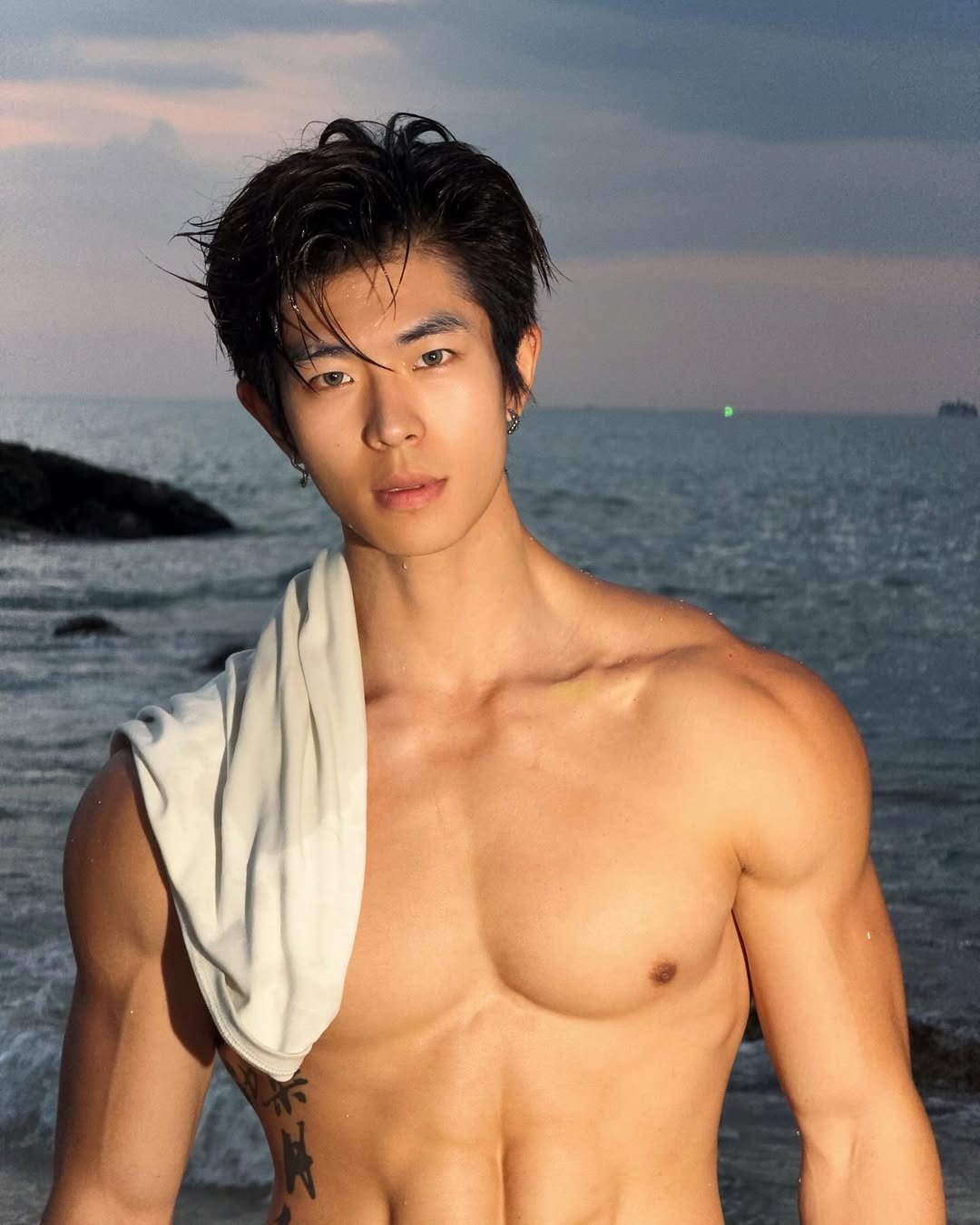 Photo by 李思奇transfer post on March 19, 2026. May be an image of one or more people, biceps, people bodybuilding, underwear, beach and text.