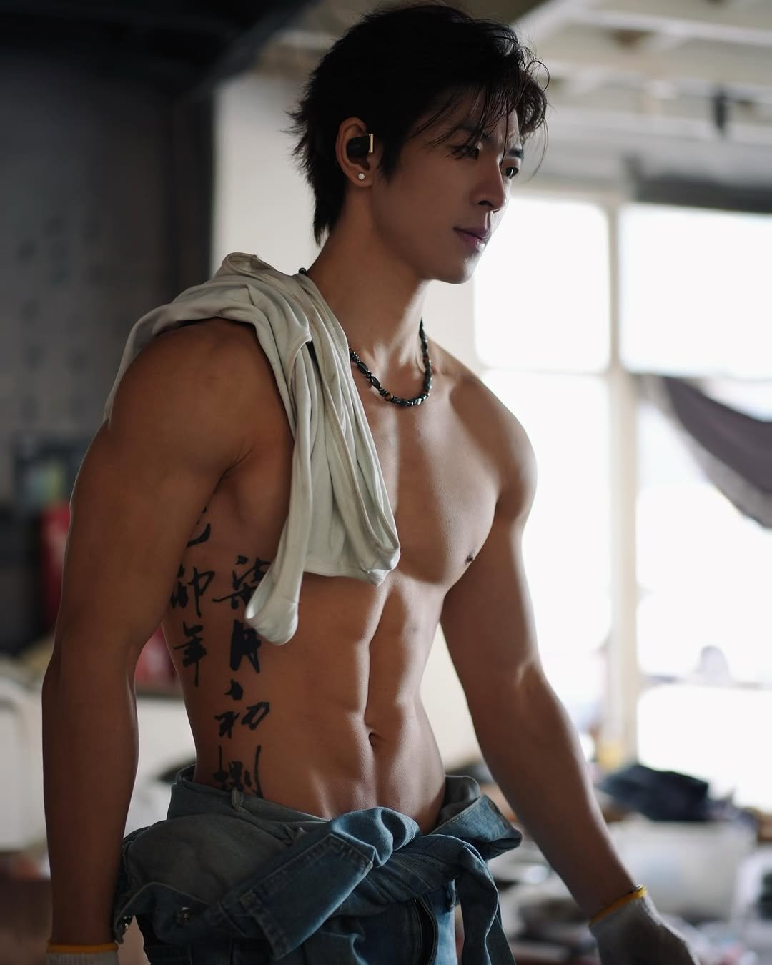 Photo by 李思奇transfer post on December 06, 2025. May be an image of one or more people, biceps, people bodybuilding and text.