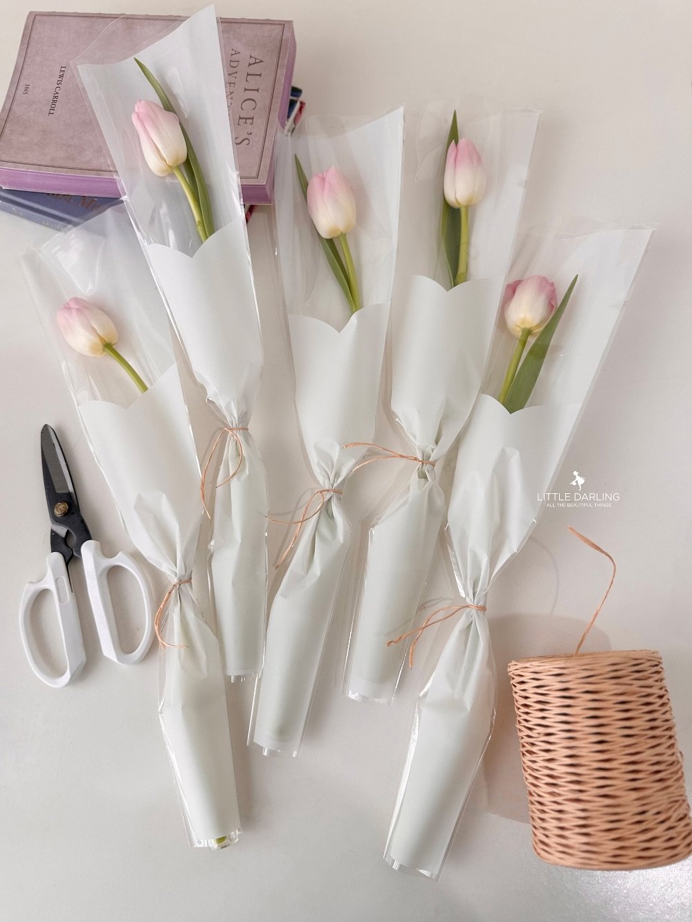 Photo by (주)리틀달링✨ 꽃자재, 패키지디자인 on September 08, 2025. May be an image of flower arrangement, hamper, prairie gentian, baby's-breath, rose and text.