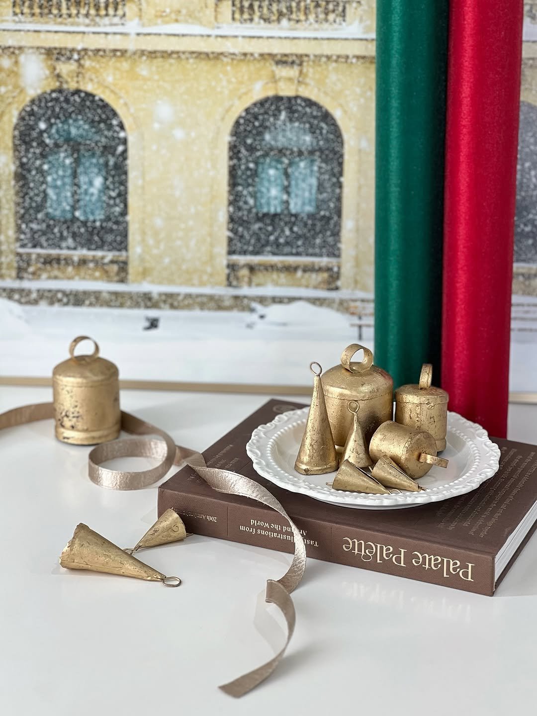 Photo by (주)리틀달링✨ 꽃자재, 패키지디자인 on November 13, 2025. May be an image of napkin ring, gingerbread cookie, candle holder, cake, candle, tinsel and text.