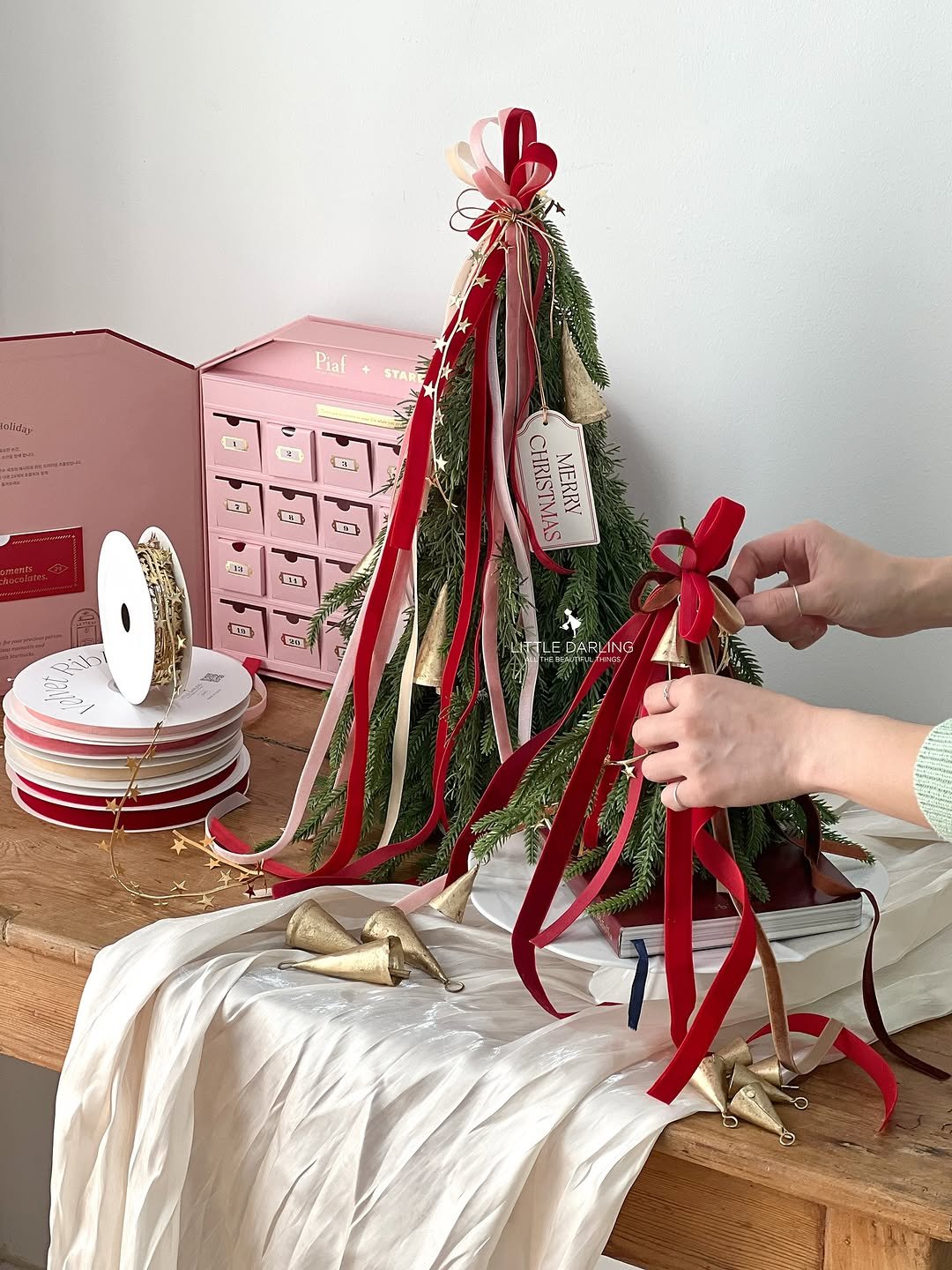 Photo by (주)리틀달링✨ 꽃자재, 패키지디자인 on November 13, 2025. May be an image of gingerbread cookie, cake, christmas tree, tinsel and text.