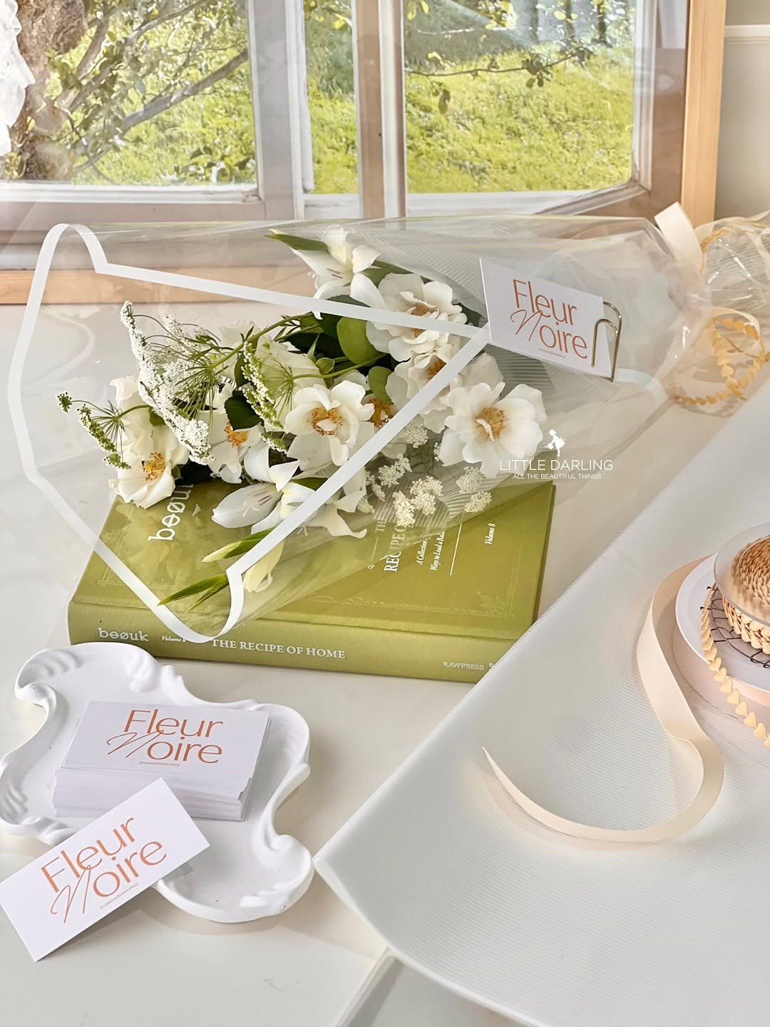 Photo by (주)리틀달링✨ 꽃자재, 패키지디자인 on August 08, 2025. May be an image of napkin ring, napkin, kitchenware, placemat and text.