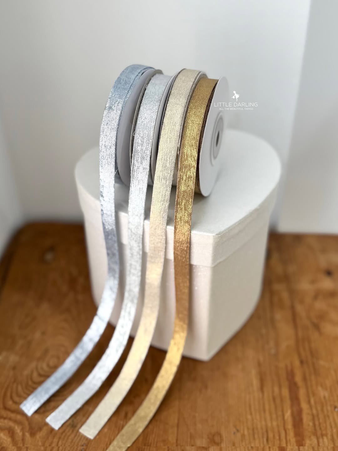 Photo by (주)리틀달링✨ 꽃자재, 패키지디자인 on November 08, 2025. May be an image of napkin ring, lace and text.