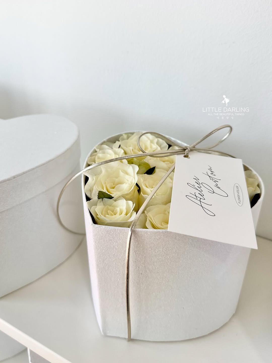 Photo by (주)리틀달링✨ 꽃자재, 패키지디자인 on September 04, 2025. May be an image of hamper, flower arrangement, bouquet, prairie gentian, baby's-breath, white lily, rose, carnation and text.