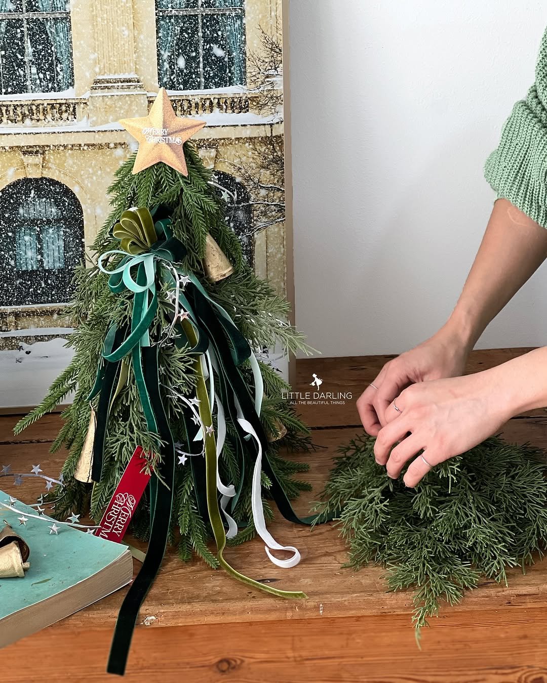 Photo by (주)리틀달링✨ 꽃자재, 패키지디자인 on November 13, 2025. May be an image of christmas tree, tinsel and text.