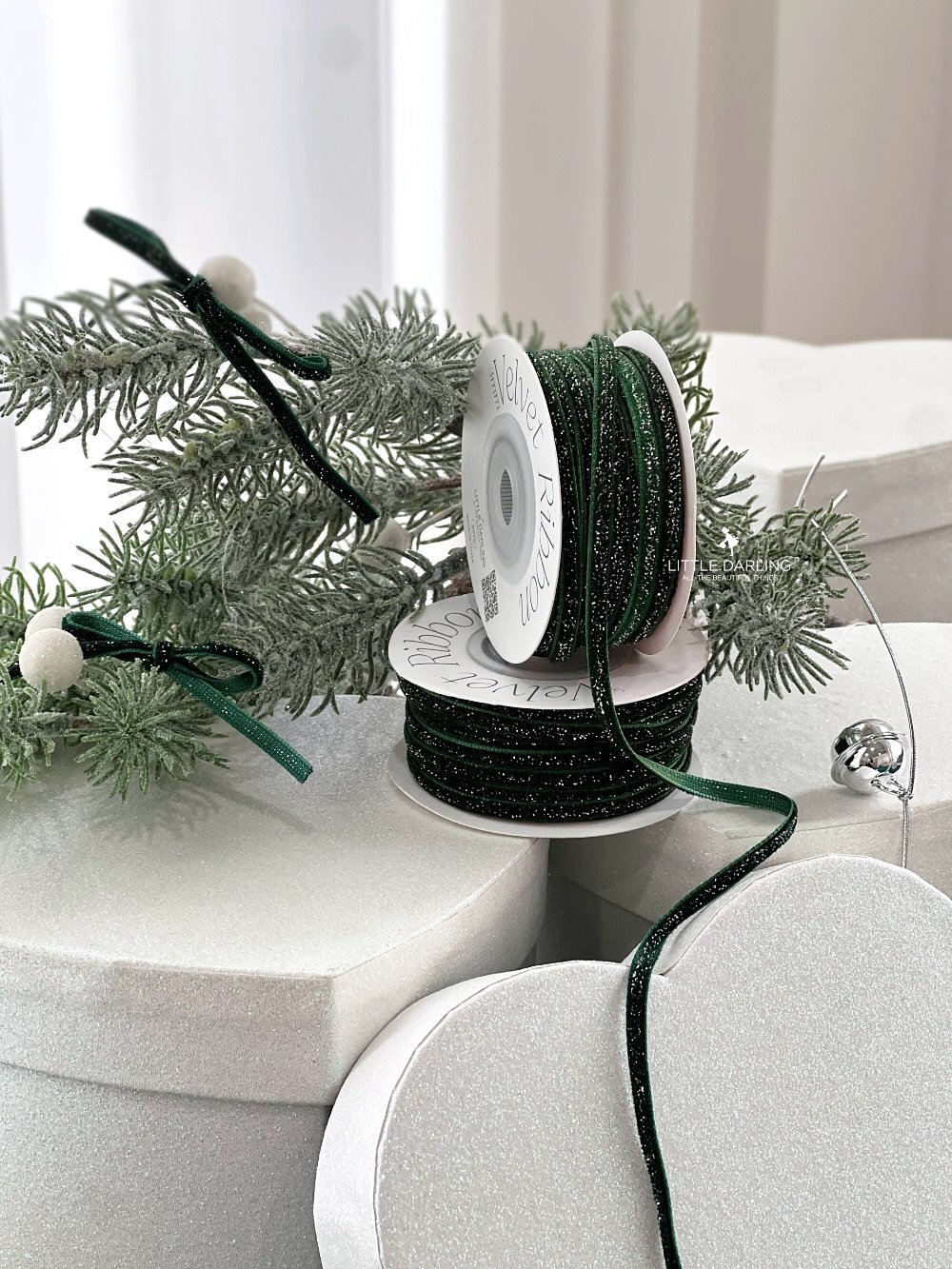 Photo by (주)리틀달링✨ 꽃자재, 패키지디자인 on November 09, 2025. May be an image of napkin ring, tinsel, snowman and text.