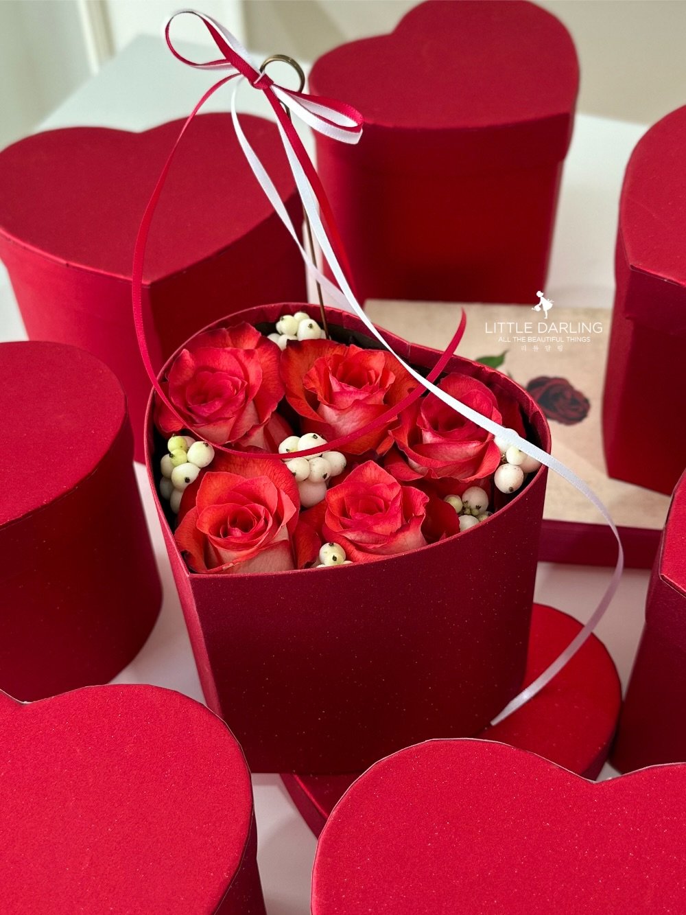 Photo by (주)리틀달링✨ 꽃자재, 패키지디자인 on February 09, 2026. May be an image of heart, hamper, box, flower arrangement, baby's-breath, rose and text that says 'LITTLE LITTLEDARLING THINGS HINGG BEMTIELE DARLING THEB S าณ w'.