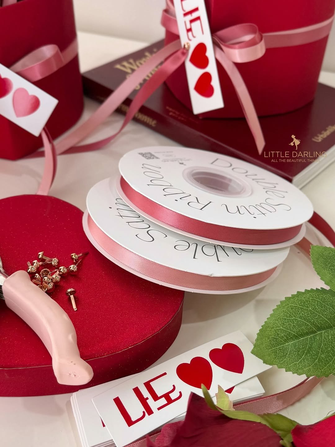 Photo by (주)리틀달링✨ 꽃자재, 패키지디자인 on February 10, 2026. May be an image of heart, hamper, prairie gentian, rose and text.