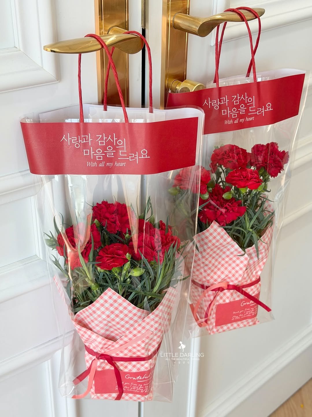 Photo by (주)리틀달링✨ 꽃자재, 패키지디자인 on April 24, 2026. May be an image of ‎hamper, flower arrangement, bouquet, prairie gentian, peony, baby's-breath, carnation, rose and ‎text that says '‎TAZ 사랑과 감사의 마음 마음을드려요 을 드려요 วริน่า លេក ngy Aeara 사랑과 감사의 마음을 With ရပို m my heart 마음르드려요 드려요 کسی LITTLEDARLING DARIANG DARIIN HING LITTLEDAR Grataful Grat ッキースース ホビン‎'‎‎.