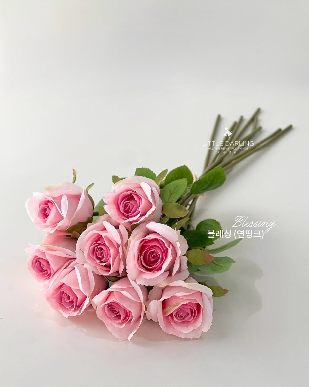 Photo by (주)리틀달링✨ 꽃자재, 패키지디자인 on February 01, 2026. May be an image of flower arrangement, bouquet, baby's-breath, prairie gentian, rose and text that says 'LITTL DARLING LITTLEDARLING DARL EBEAUTP CAUTFLLITHINGS LITH Blessing 블레싱 블레싱(연핑크) 블래살현(니지y (연핑크) (연핑크)'.