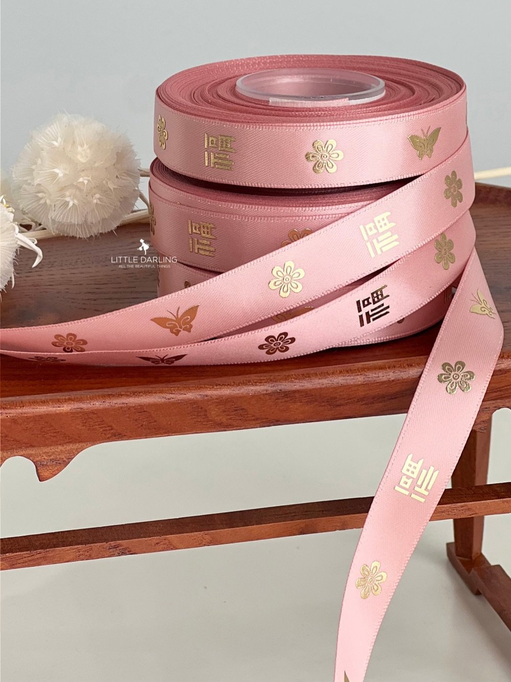 Photo by (주)리틀달링✨ 꽃자재, 패키지디자인 on January 22, 2026. May be an image of napkin ring, lace and text.