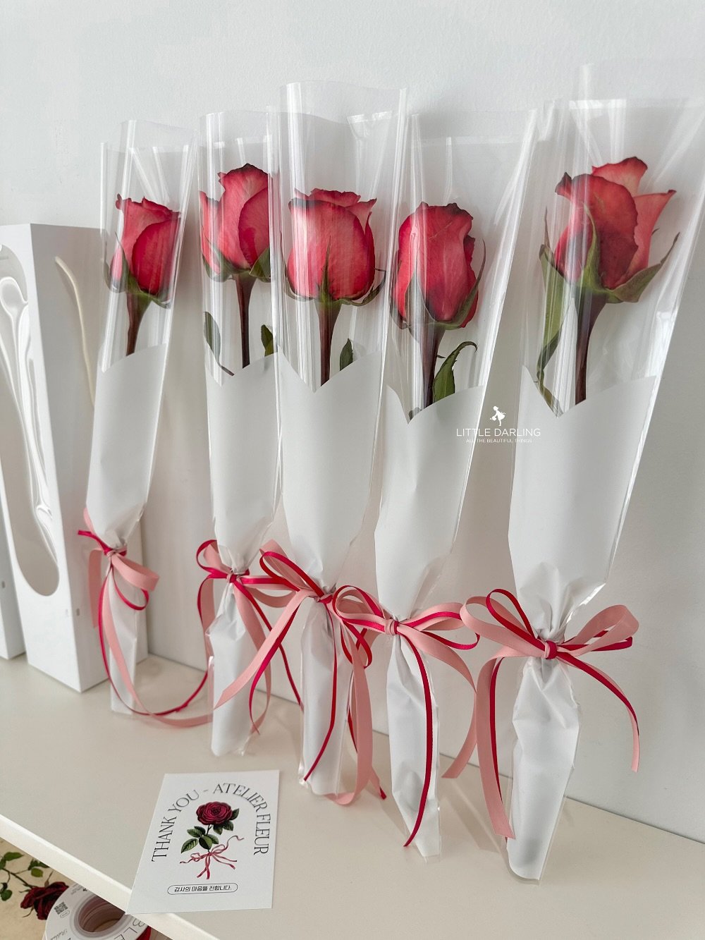 Photo by (주)리틀달링✨ 꽃자재, 패키지디자인 on September 07, 2025. May be an image of hamper, flower arrangement, bouquet, baby's-breath, prairie gentian, rose and text.
